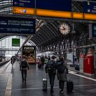 2022-Reisende auf dem Frankfurter Hauptbahnhof