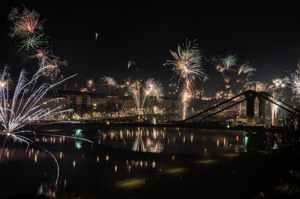 2022 - Silvesterfeuerwerk am Pixelstrich in Frankfurt