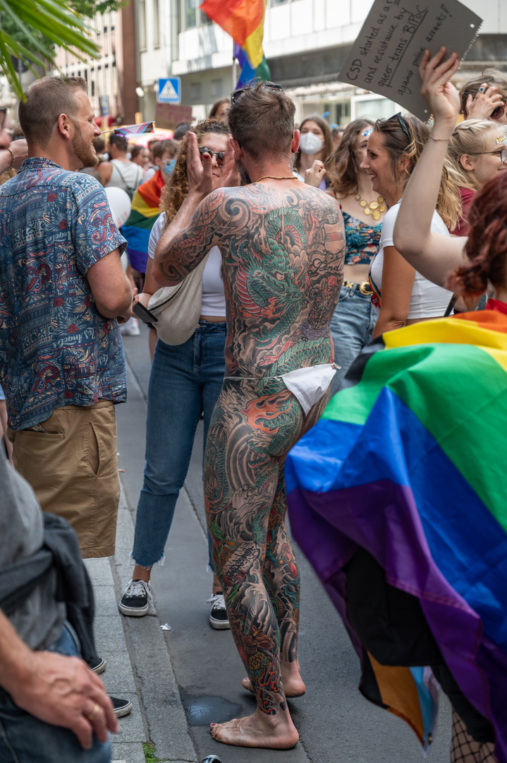 2022 Tatoo-Mann bei der CSD-Parade in Frankfurt 