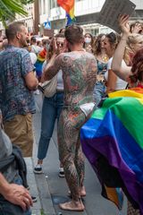 2022 Tatoo-Mann bei der CSD-Parade in Frankfurt 