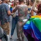 2022 Tatoo-Mann bei der CSD-Parade in Frankfurt 