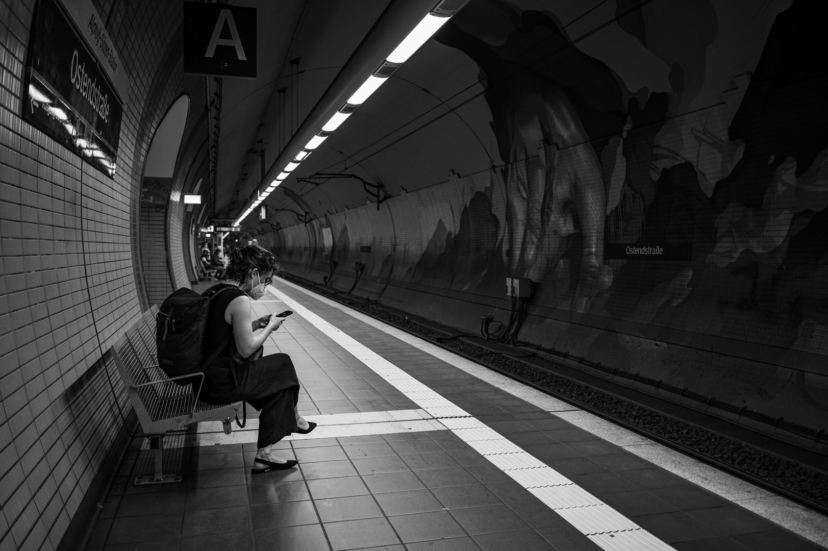 2022 Wartende an einer S-Bahn-Station in Frankfurt