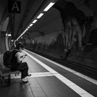 2022 Wartende an einer S-Bahn-Station in Frankfurt