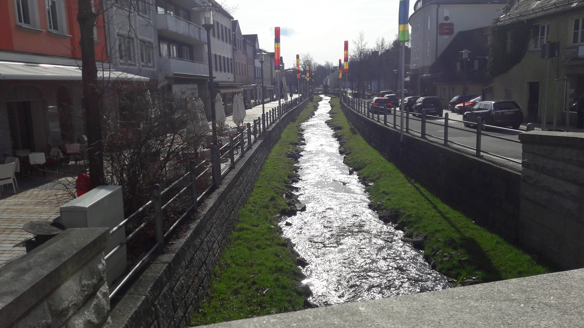 20220411 Spiegeltag  : Spiegelung im Gegenlicht auf der Wasserfläche der renaturierten Pulschnitz