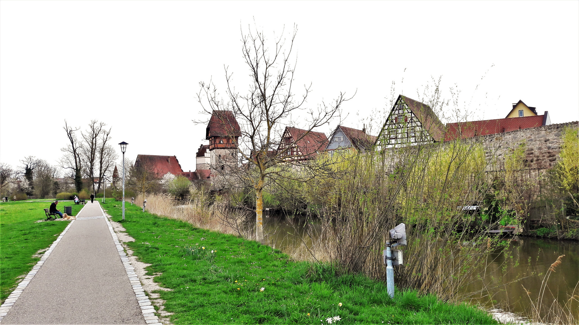 20220422 Dinkelsbühl:  Fluss Wörnitz, Stadtmauer, Bäuerlinsturm, Stadtmühle