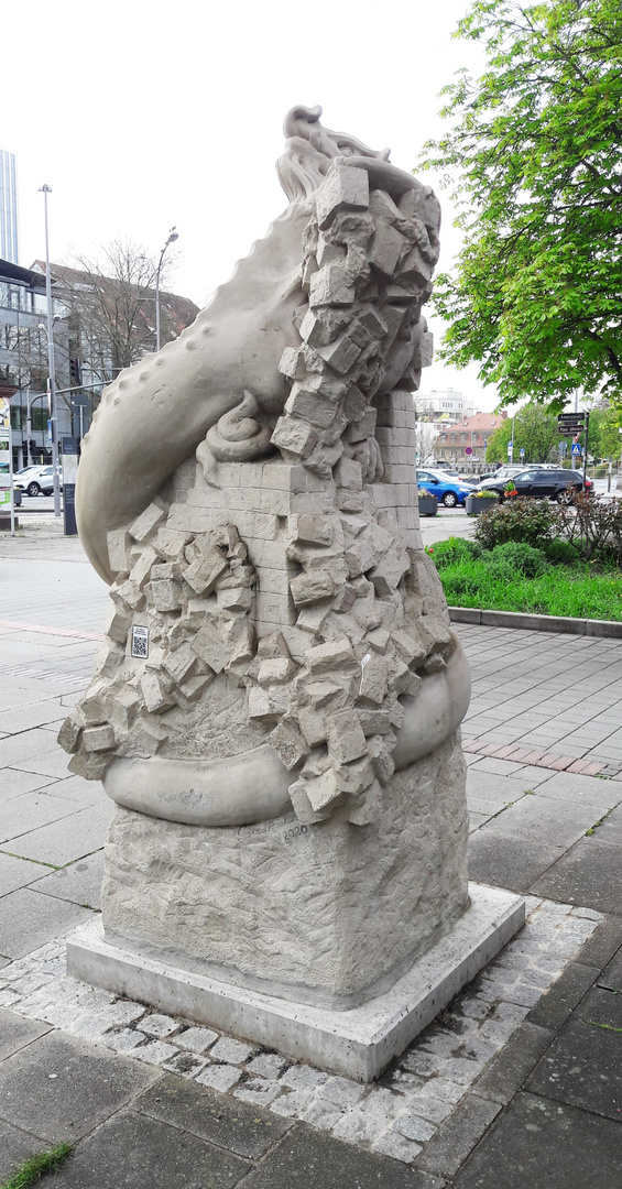 20220425  Neue Steinskulptur in Bayreuth  Annecyplatz VAN