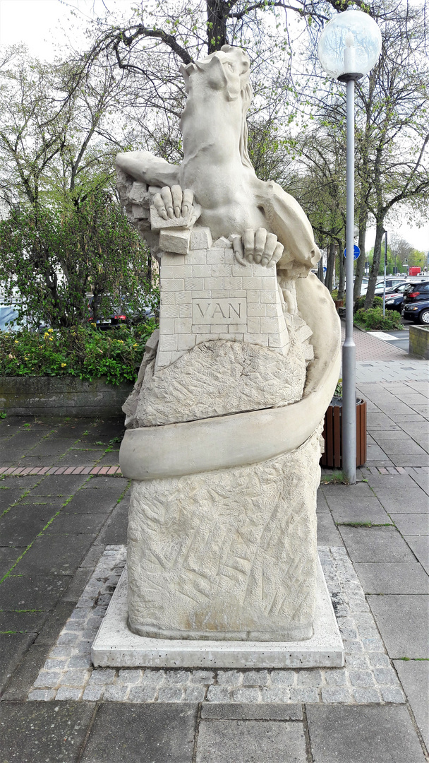 20220425 VAN  Neue Steinskulptur in Bayreuth