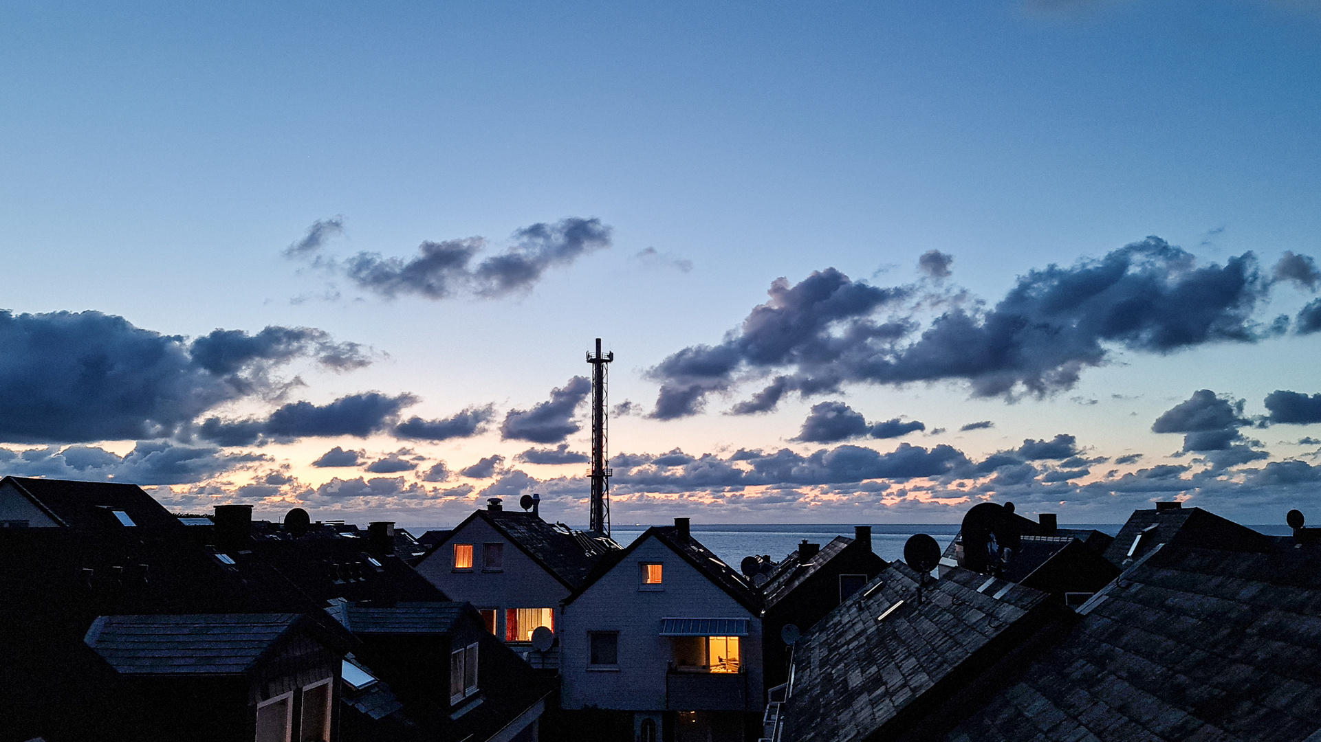 20220601_224228 Sonnenuntergang über den Dächern von Helgoland