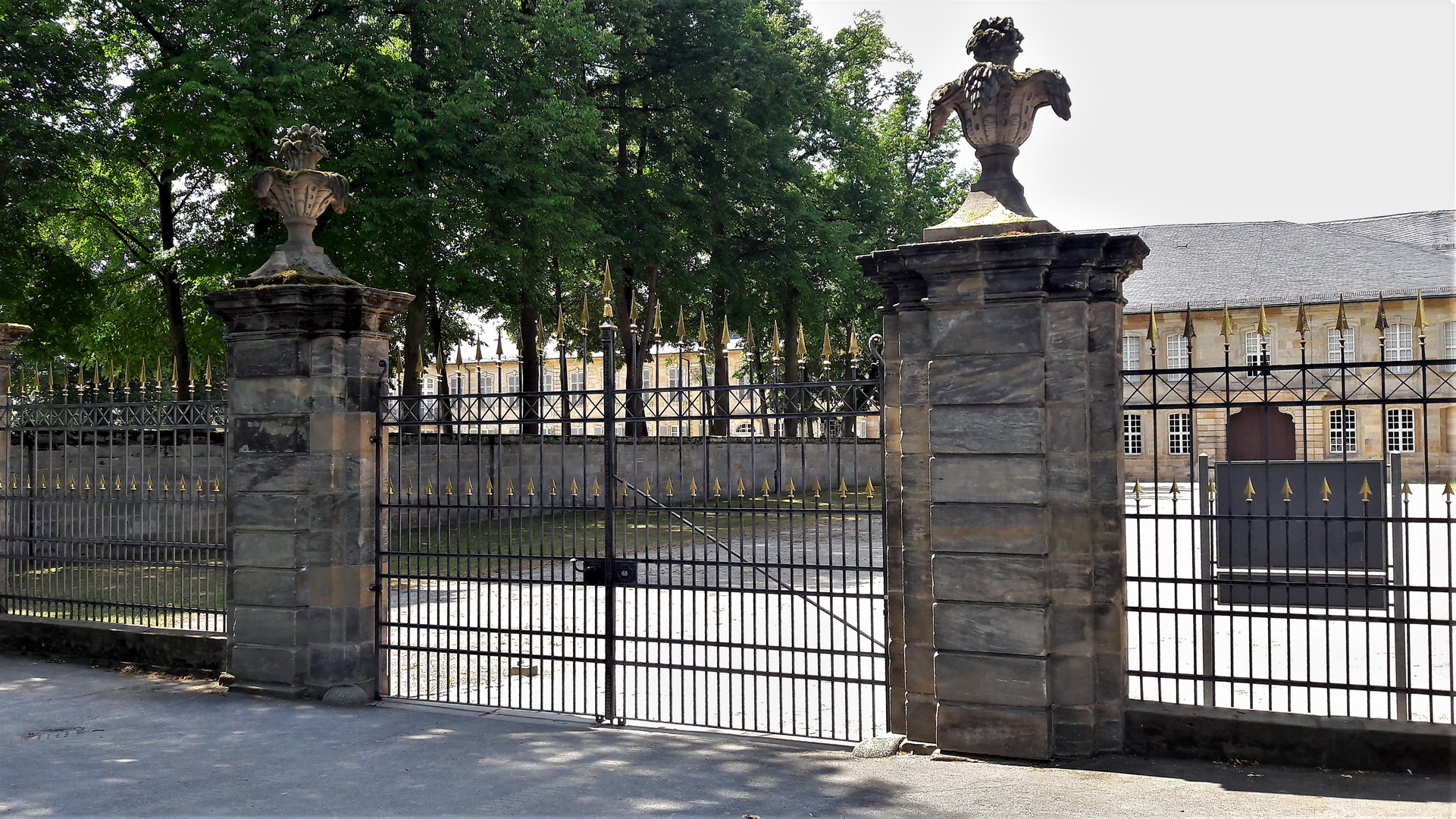 20220623 Eingang vom Hofgarten zum Neuen Schloss