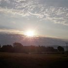 20220815 Endlich wieder Wolken  beim Sonnenaufgang und Bodennebel vor dem Wald