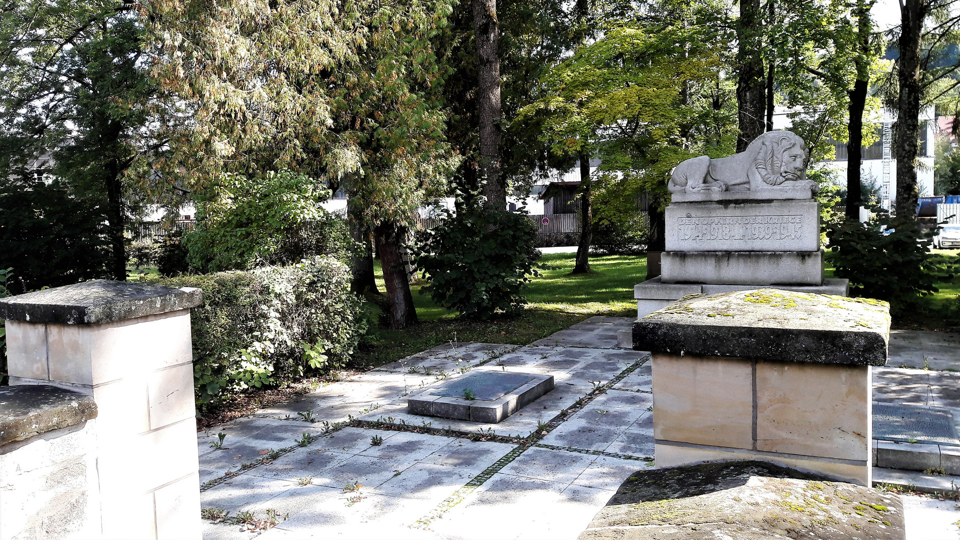 20220922 Gefrees Denkmal den Opfern des 1. + 2. Weltkrieges als wenn er beten würde