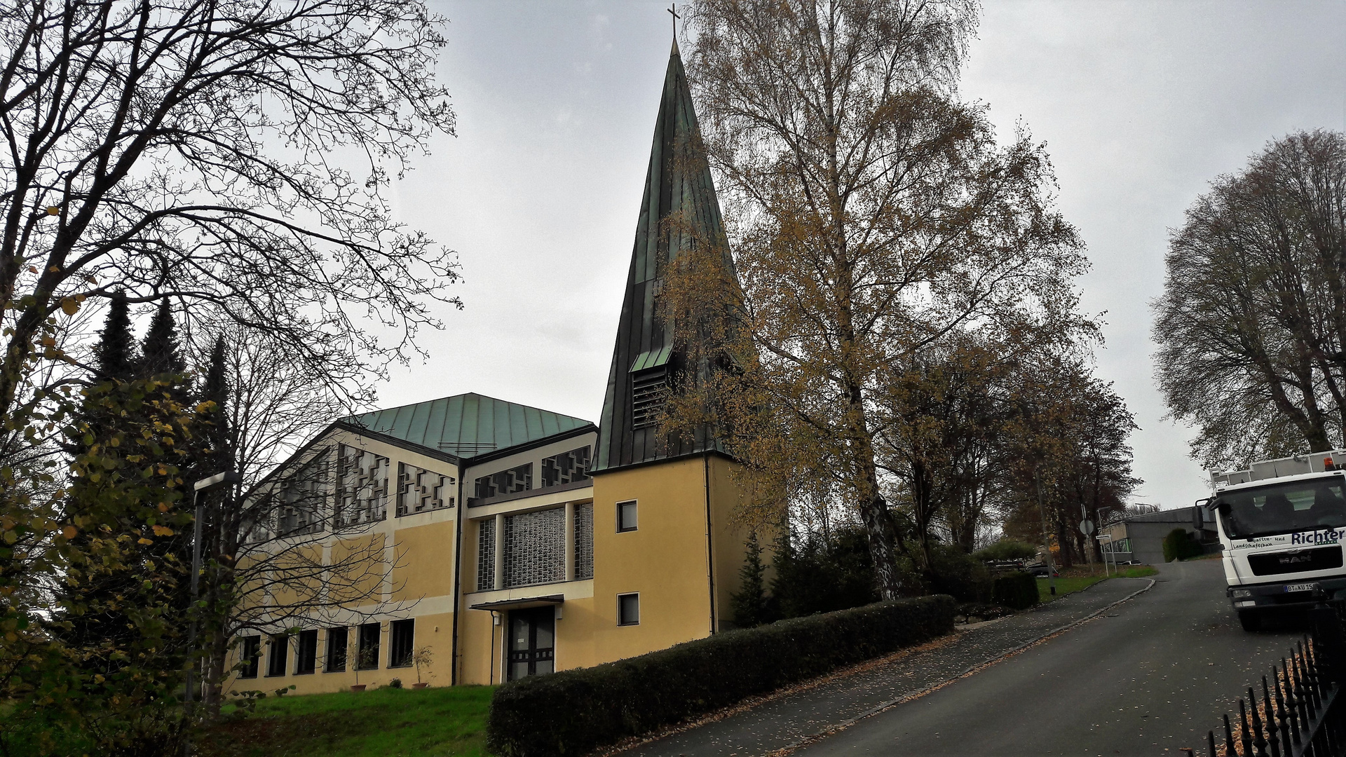 20221103 Katholische Kirche Gefrees gegenüber Friedhof