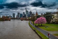 2023 Frankfurter Skyline bei schlechtem Wetter im Frühling