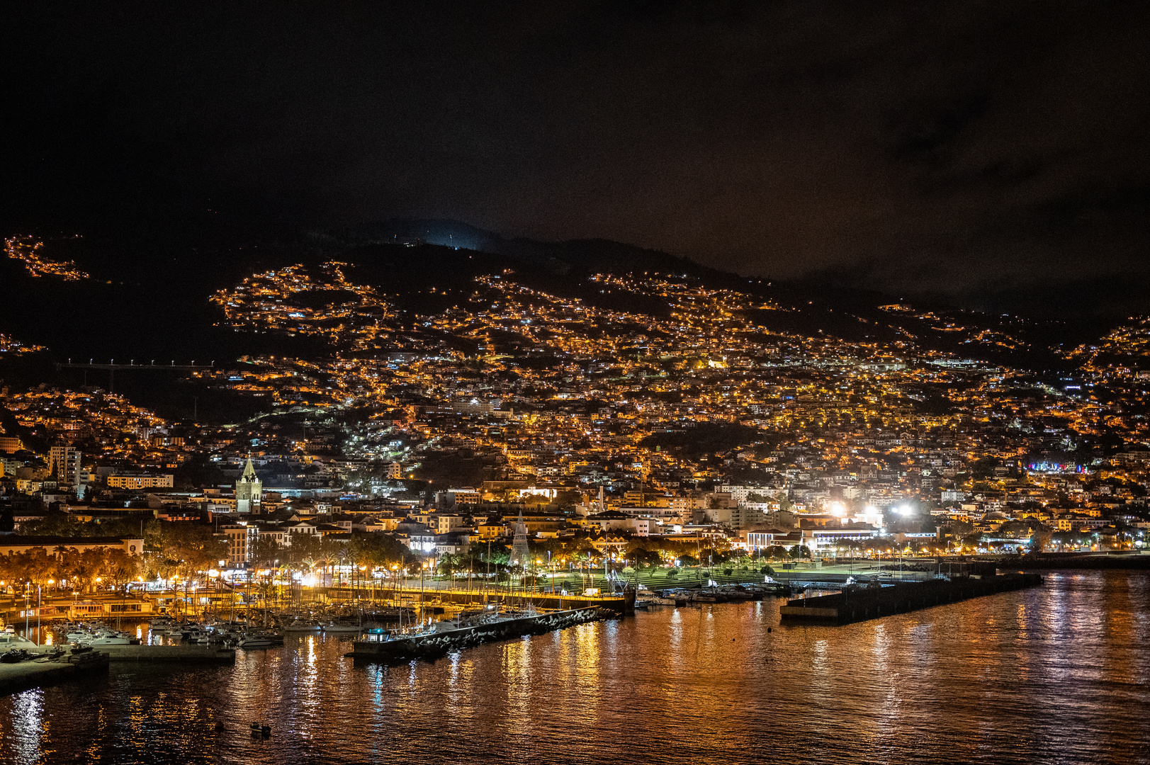 2023 Funchal auf Madeira bei Nacht, vom Schiff aus