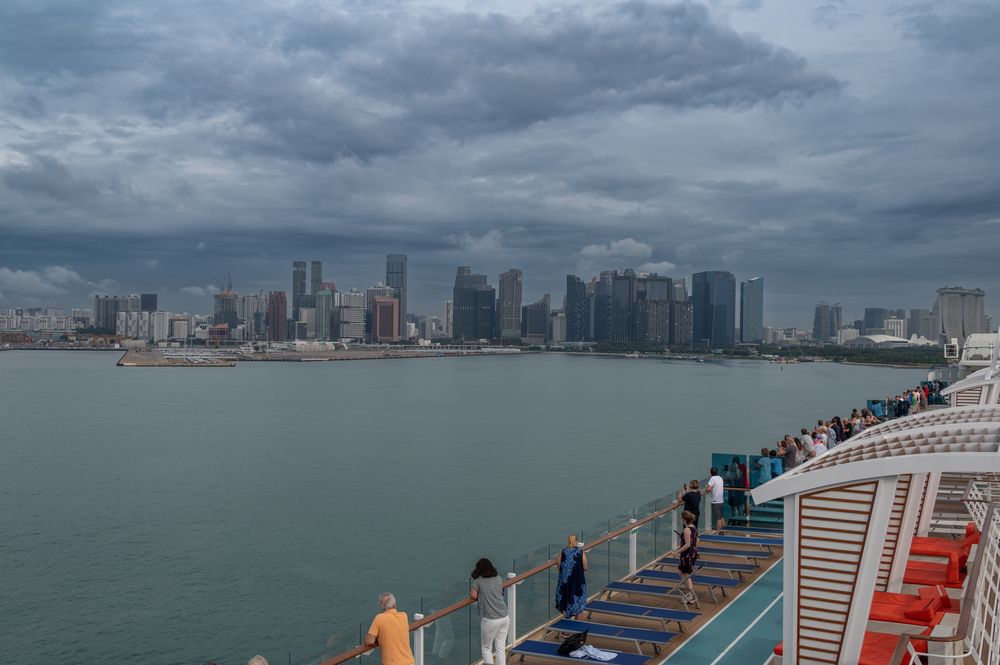 2023 Skyline von Singapur bei der Einfahrt der MeinSchiff 5