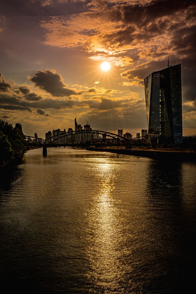 2023 Sonnenuntergang bei der EZB in Frankfurt