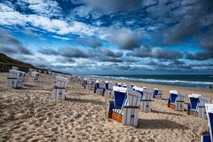 2023 Sylt - Strandkörbe unter Wolkenhimmel