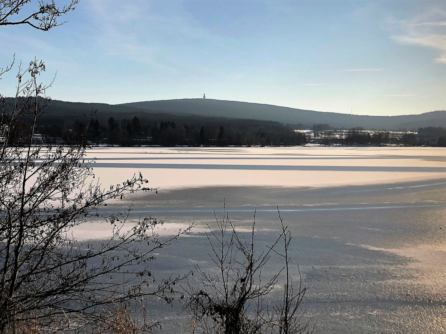 20230209  Blick Richtung Schneeberg  ( Radarstation)  mit Schnee auf dem Weissenstädter See