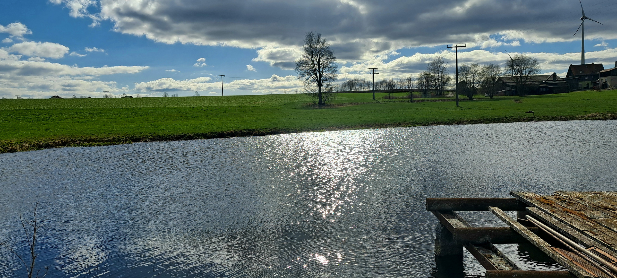 20230403  Spiegeltag :Sonne und Wolken gespiegelt auf dem Seerosenteich