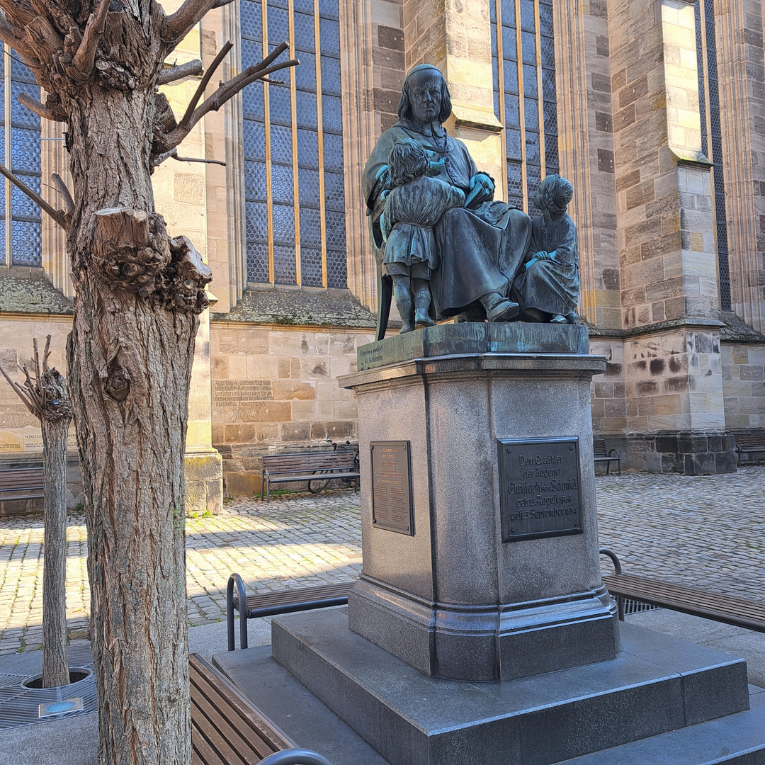 20230430 Dinkelsbühl: Denkmal Christof von Schmid direkt an der Mauer vom Münster St Georg
