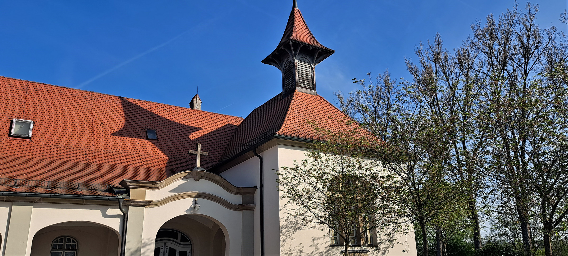 20230504 Der "schiefe Turm" als Schatten auf dem Dach der Friedhofskirche in Dinkelsbühl