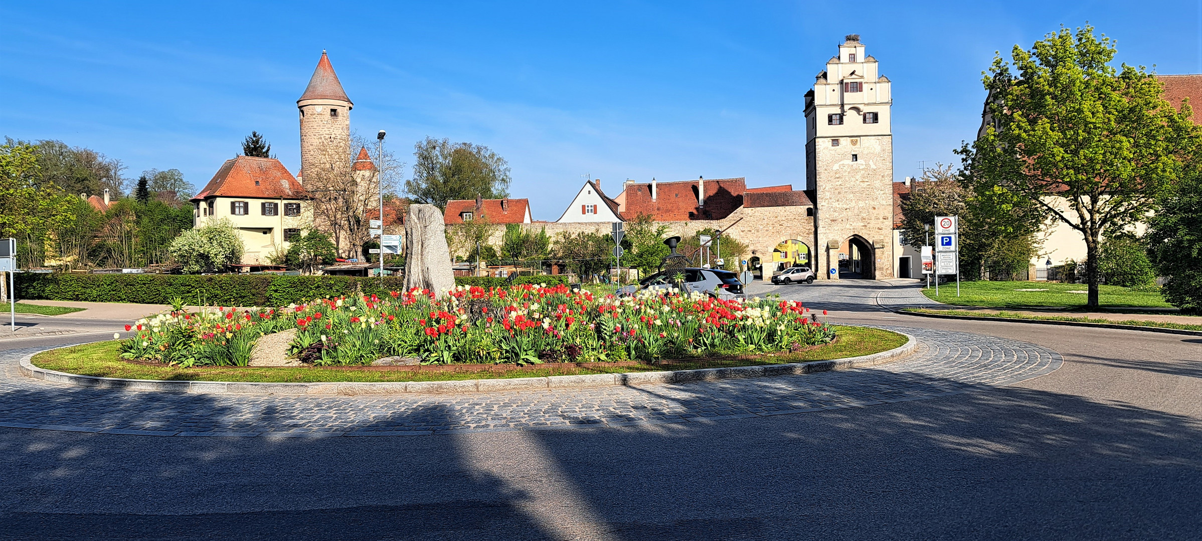 20230504 Dinkelsbühl mit Blumenrondell  und Nördlinger Tor