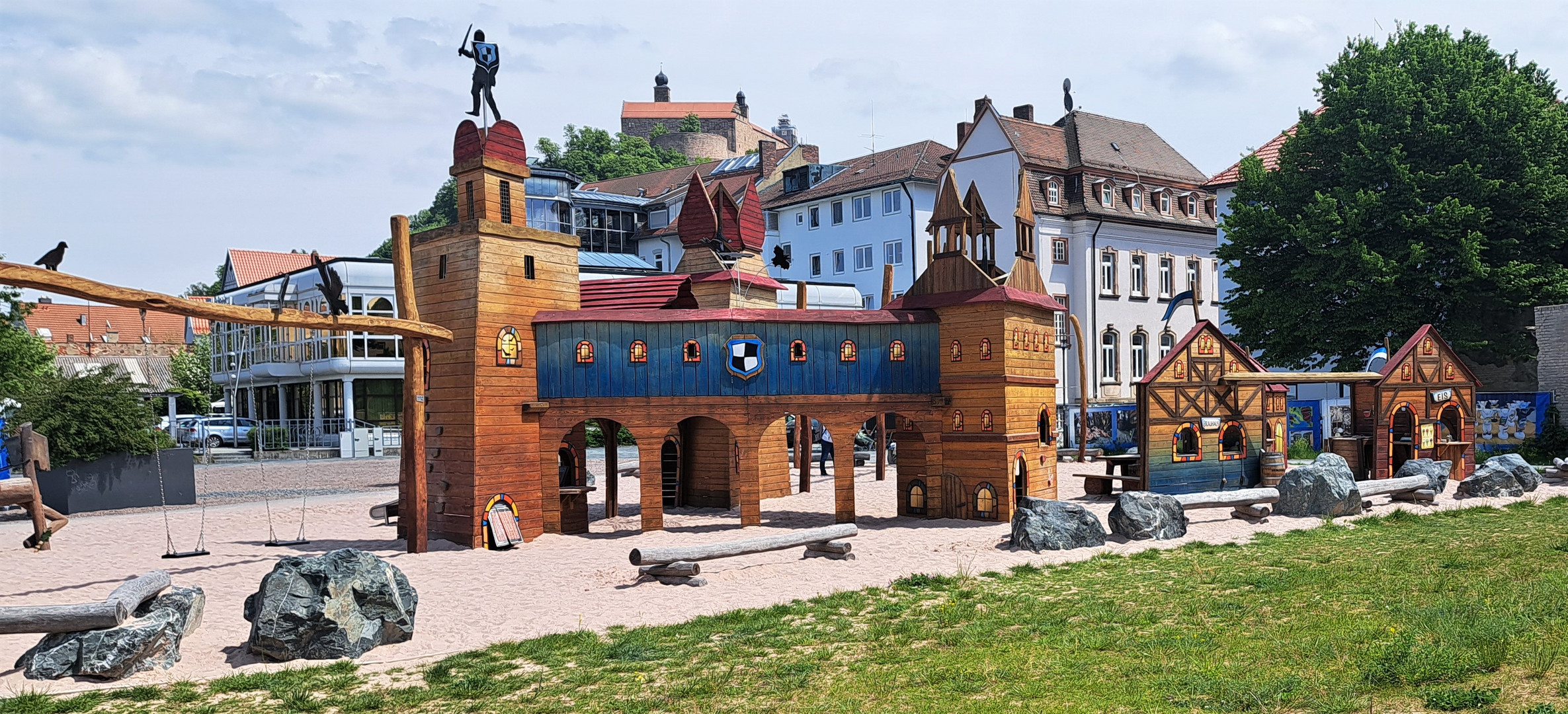 20230524 Donnerstag mit Durchblick über und durch den Spielplatz zur Plassenburg in Kulmbach  