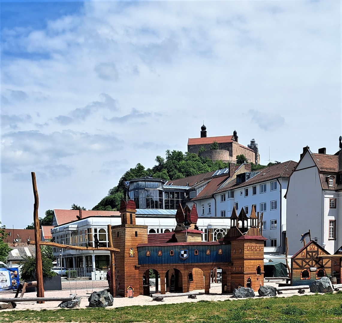 20230524  Durchblick über  den Spielplatz hinweg in Kulmbach  Stadtmitte zur Plassenburg