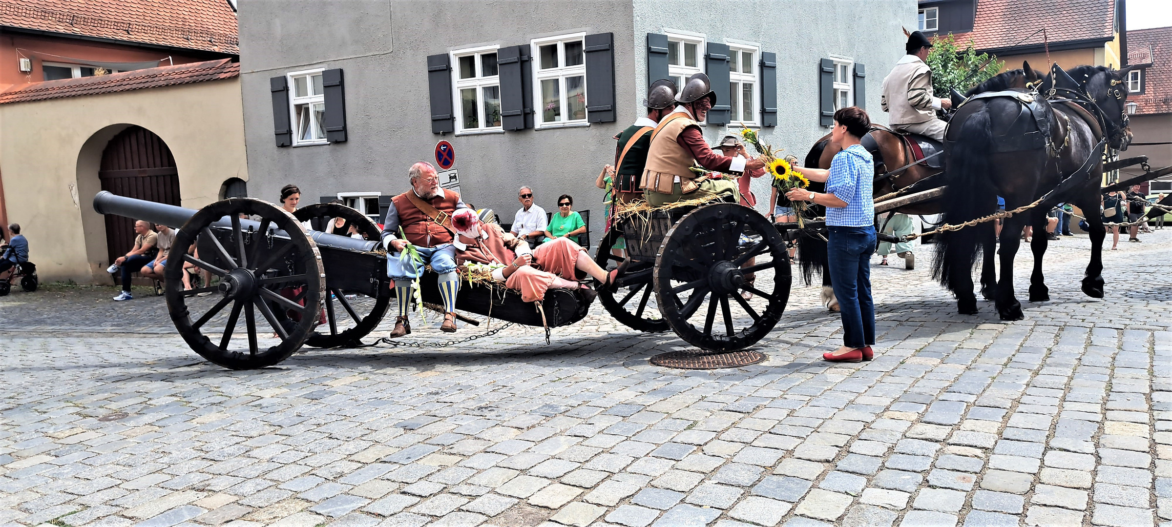 20230723  Kinderzeche Dinkelsbühl :Kanone als Krankentransportmittel