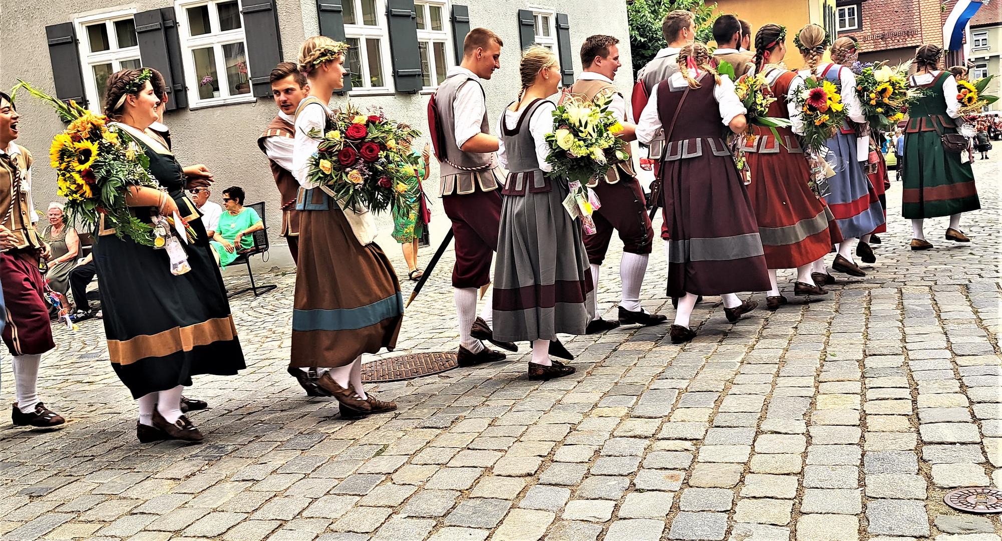 20230723 Mittwochsblümchen : Dinkelsbühl  Kinderzeche : Große " Mädchen" große Blumen