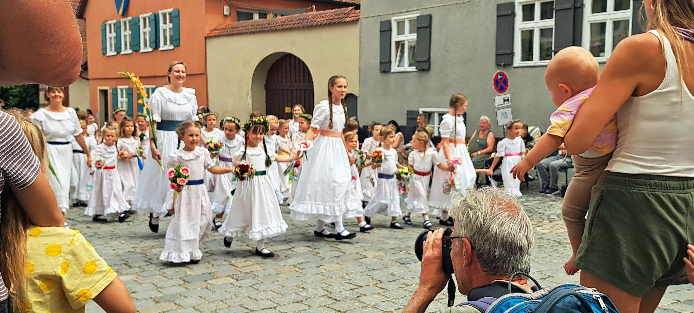 20230723 Mittwochsblümchen : Dinkelsbühl  Kinderzeche : kleine Mädchen kleine  Blumen