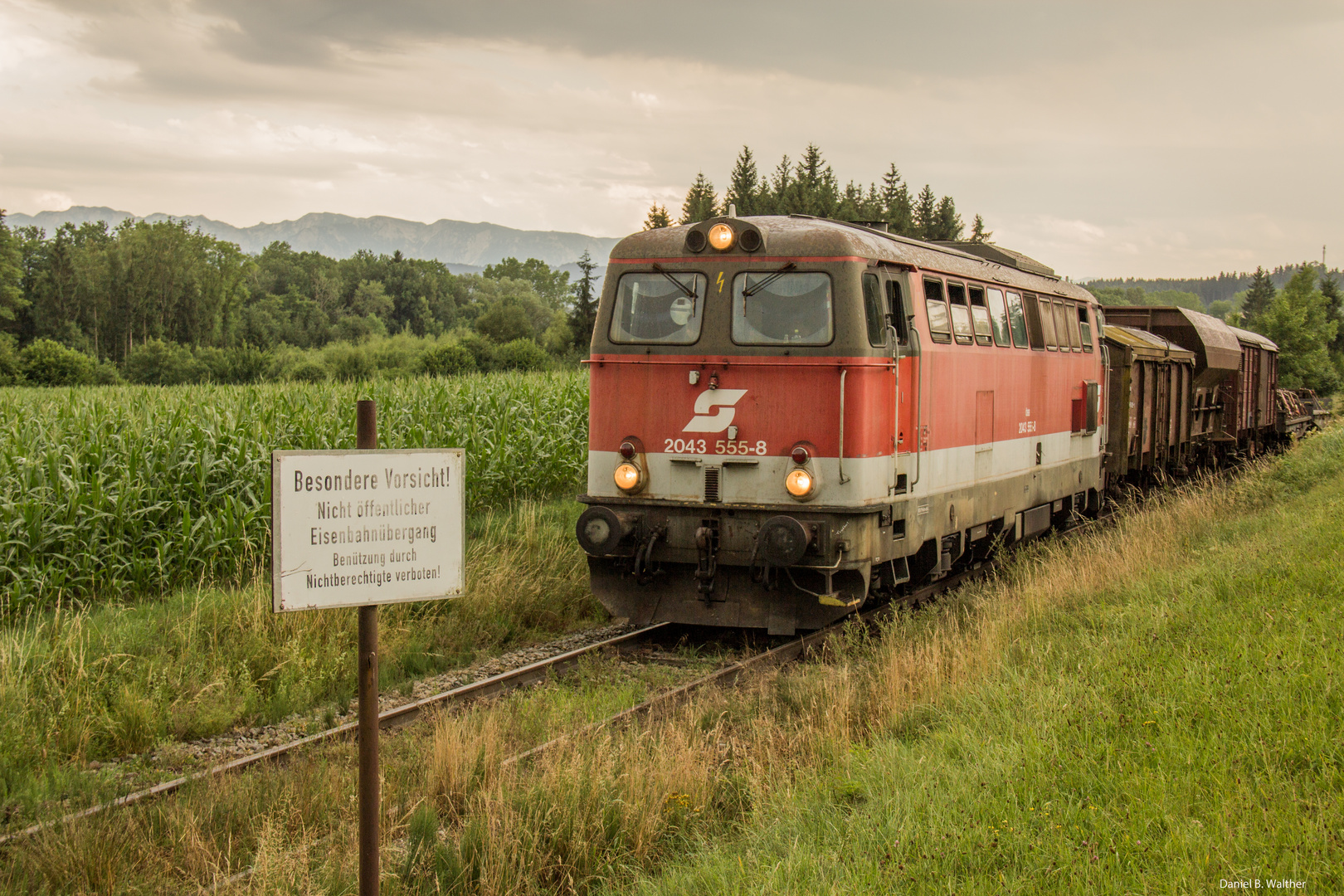 2043.555 mit einem Güterzug