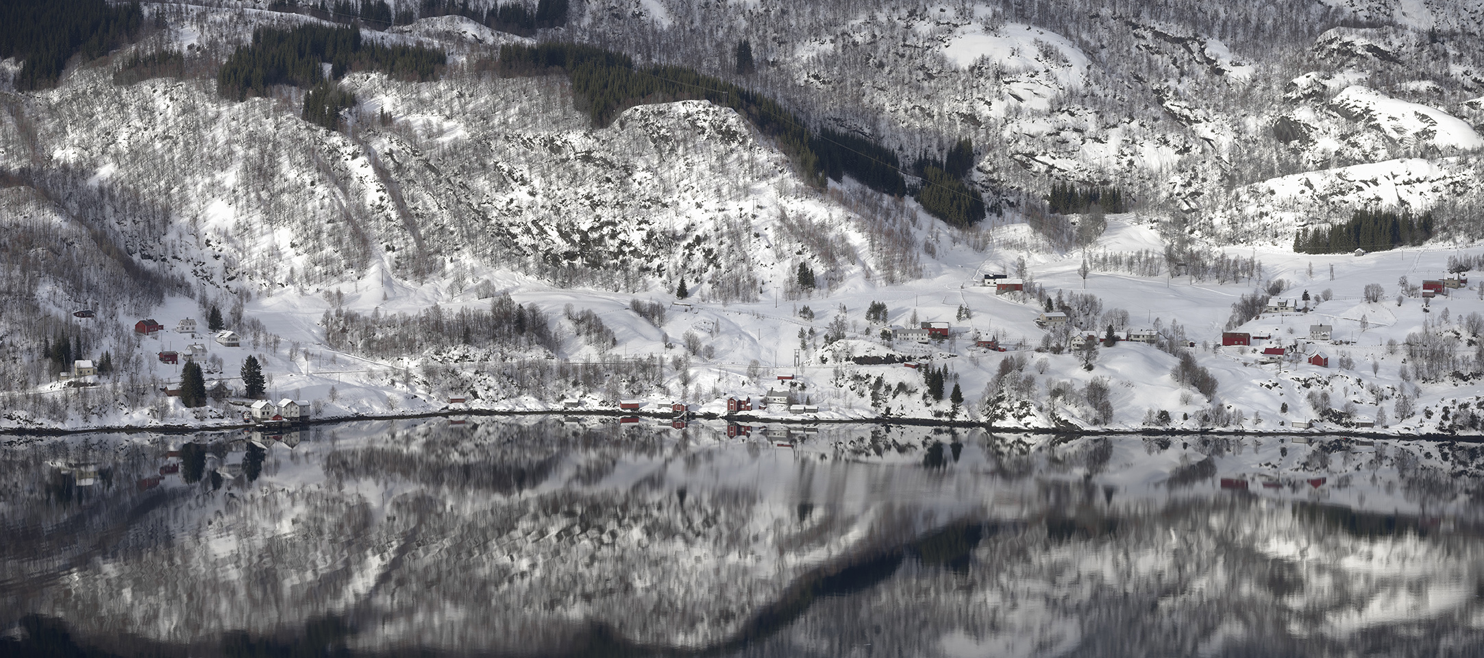 2045L-46L Spiegelung am Tysfjord Norwegen Winter