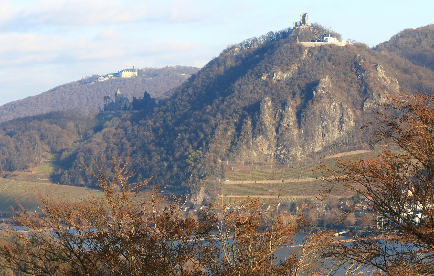 20560 Blick von Burg Rolandseck auf den Petersberg, die Drachenburg und den Drachenfels