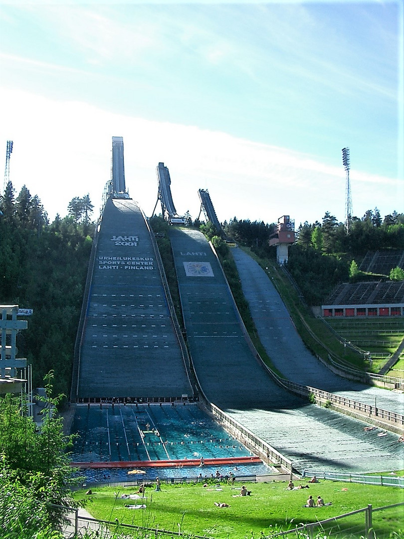 20.6.2005 Finnland:Sprungschanzen Lahti mit Schwimmbad im Auslauf 