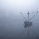 2074Sa Fischerboot auf der Weser verschwunden im Nebel der Zeit