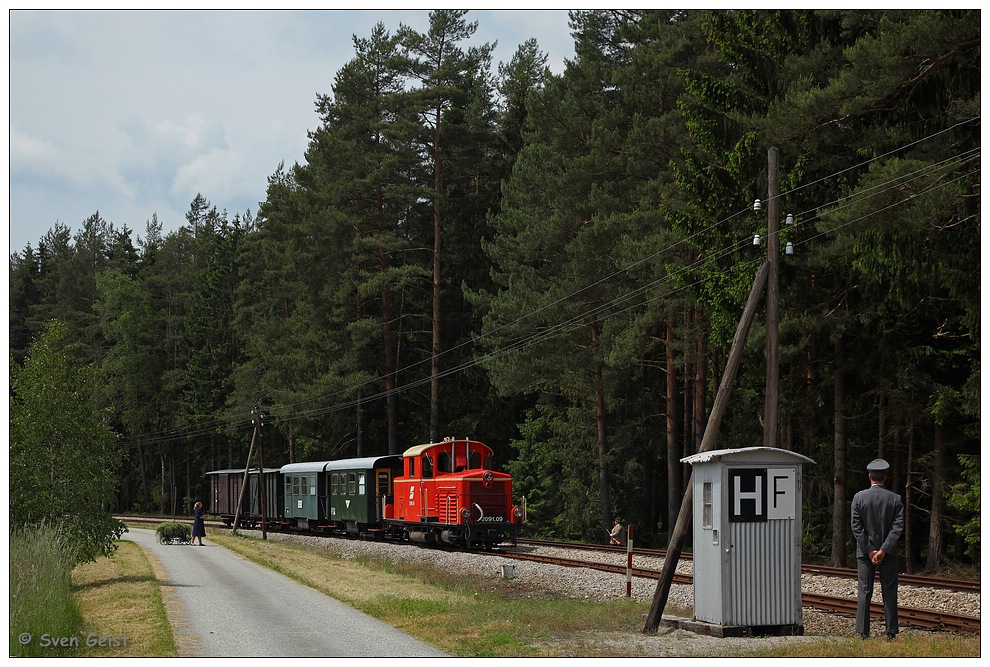 2091.09 mit einem Personenzug bei Alt Nagelberg