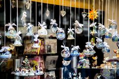 20.9.2013 - Weihnachtsdeko im Schaufenster - "Wien ist anders" - (oder doch nur verschlafen...)