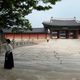 Vor einem Tempel in Seoul, Korea