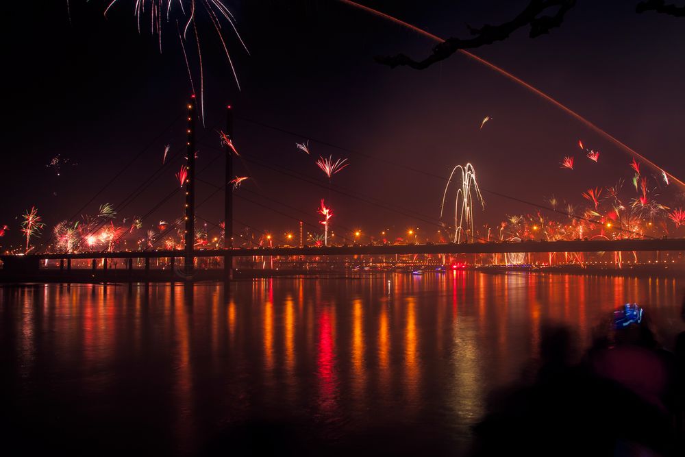 Neujahr Rheinkniebrücke Düsseldorf von Sven Adrian87 