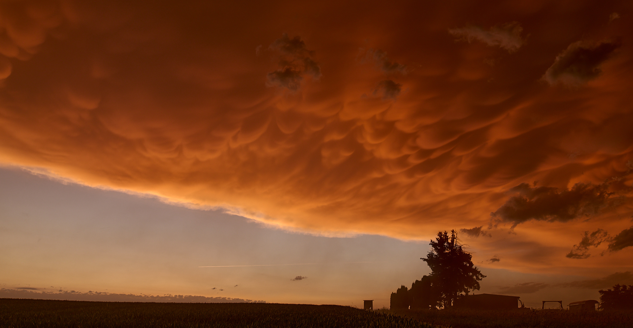 21 Uhr 25 am 19.05.2022 Was für ein Naturschauspiel am Himmel nach dem Gewitter vor....