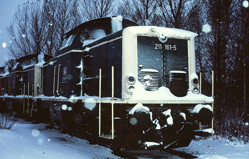 211161-5 im Schneegestöber im Bw Hof.