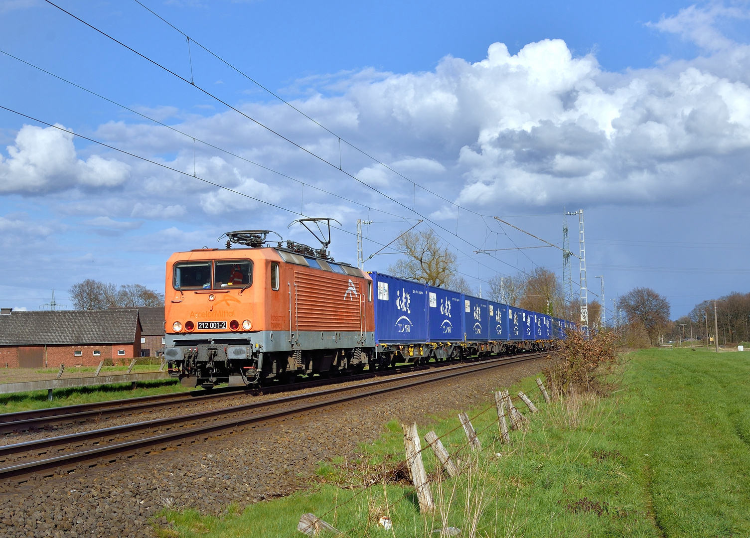 212 001-2 --Delta Rail-- mit Containerzug am 13.04.21 in Hamm Neustadt