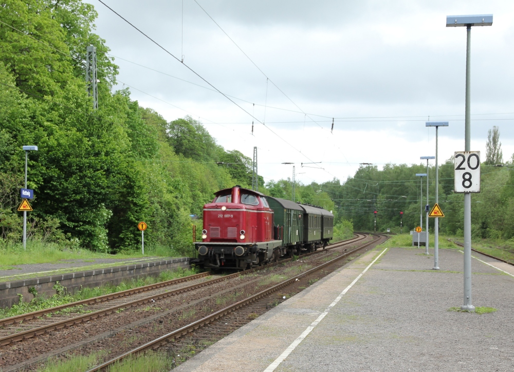 212 007 mit kurzem Zug unterwegs