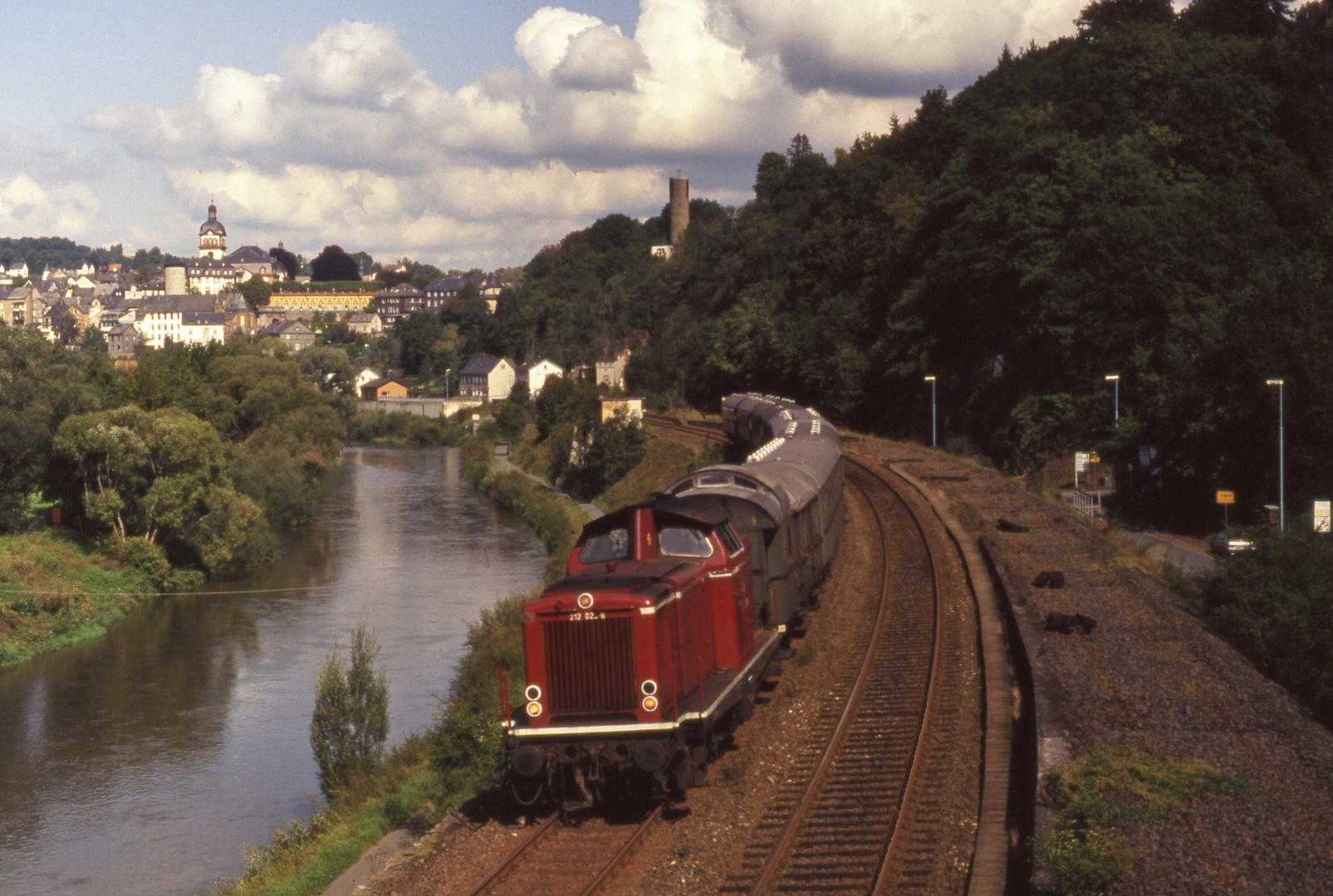 212 023 mit Sonderzug im Lahntal