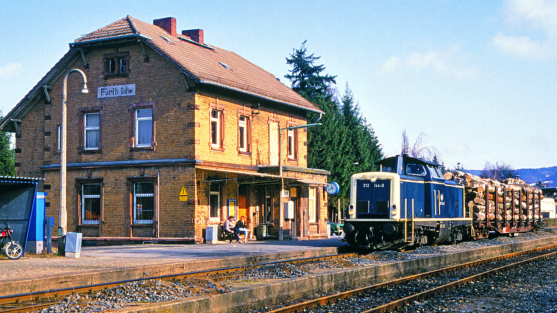 212 144-0 mit einer Ladung Holz in Fürth im Odenwald