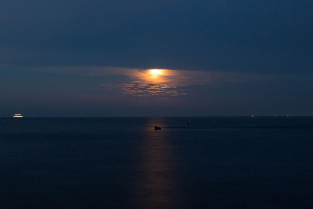 Helgoland Mond von Annika Bitter