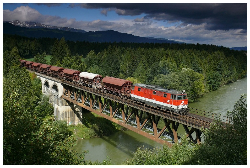 2143 044 auf der Murbrücke in Zeltweg