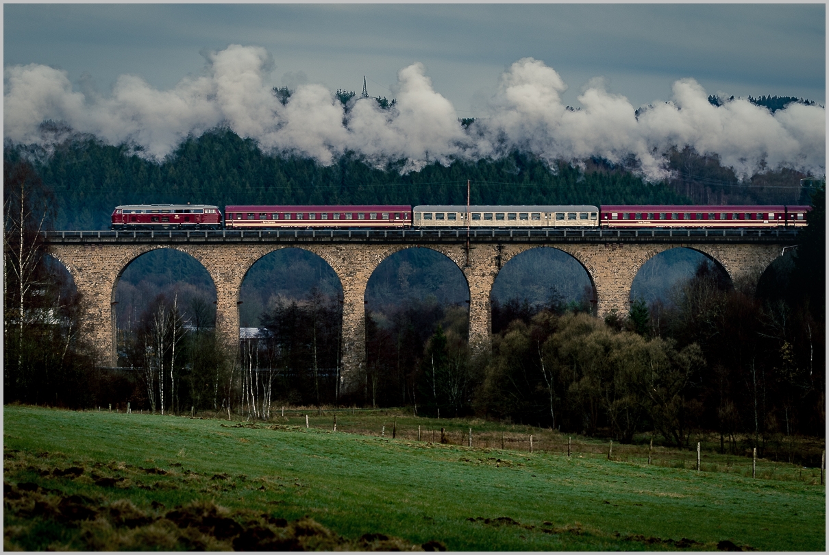 215 001 als Schubrakete auf dem Rudersdorfer Viadukt