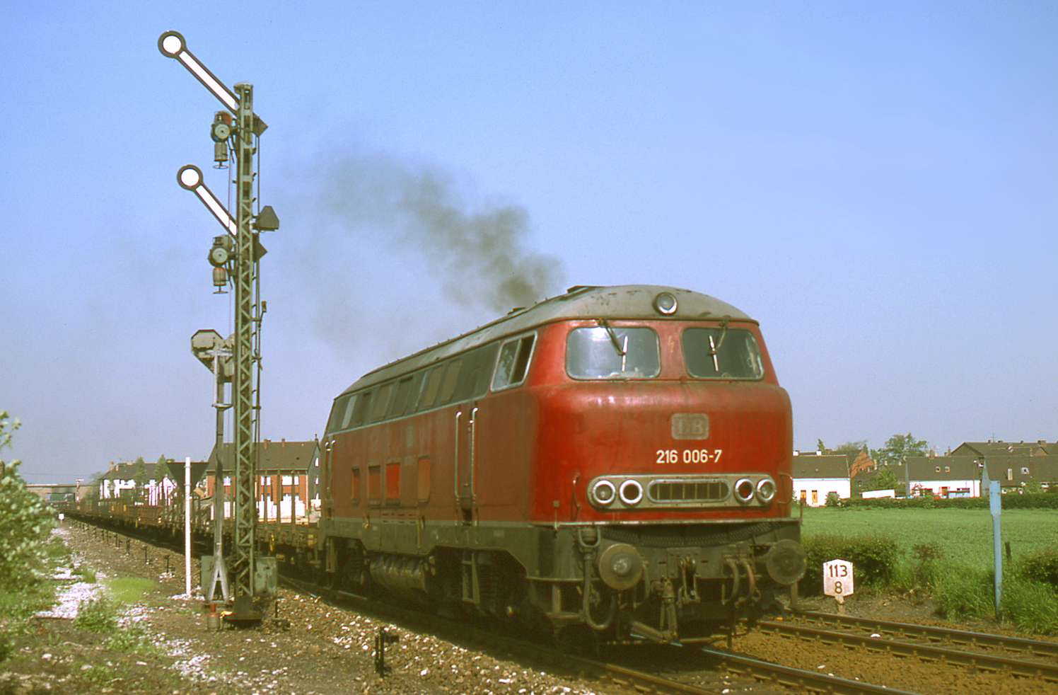 216 006 am 25.5.1977 vor einem Güterzug bei Oberhausen-Alstaden